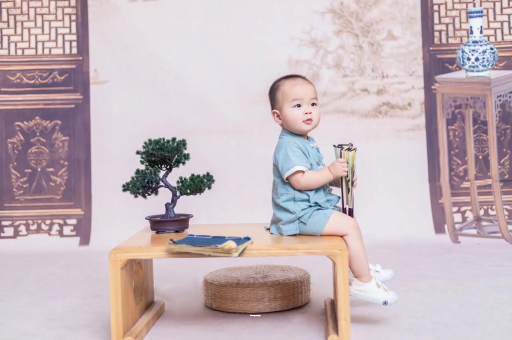 涟源宝宝边吃奶边挣扎烦躁